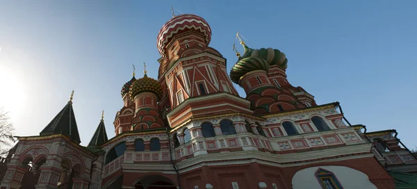 Moscou, Rússia: detalhes da Catedral de São Basílio, símbolo da cidade, marco mundialmente famoso construído a partir de 155561 por ordem do czar Ivan, o Terrível para comemorar a captura de Kazan e Astrakhan — Fotografia de Stock