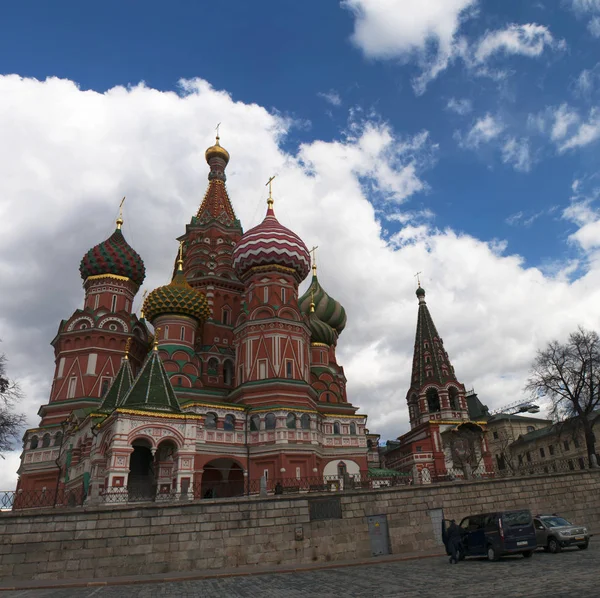 Moscovo, Praça Vermelha: vista da Catedral de São Basílio, um dos símbolos da cidade construída por ordem do czar Ivan, o Terrível, para comemorar a captura de Kazan e Astrakhan — Fotografia de Stock