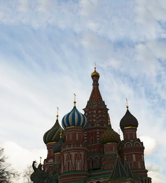 Mosca, Piazza Rossa: veduta della Cattedrale di San Basilio, uno dei simboli della città costruita per ordine dello zar Ivan il Terribile per commemorare la cattura di Kazan e Astrakhan — Foto Stock