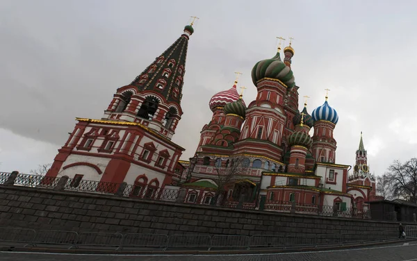 Moscou: detalhe da Catedral de São Basílio, símbolo da cidade, marco mundialmente famoso construído a partir de 155561 por ordem do czar Ivan, o Terrível para comemorar a captura de Kazan e Astrakhan — Fotografia de Stock