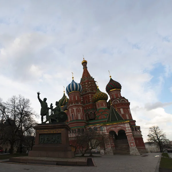 Moskva, Rudé náměstí: Minin a Požarského a Saint Basil's Cathedral, postaven pomník usnesením Car Ivan hrozný jako pocta k zachytávání Kazan a Astrachaň — Stock fotografie