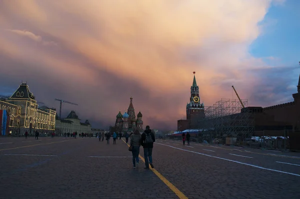 Mosca, Russia: tramonto sulla Piazza Rossa con il Gum Department Store, il complesso fortificato del Muro del Cremlino di Mosca, la Torre Spasskaya e la Cattedrale di San Basilio, quattro simboli della città — Foto Stock