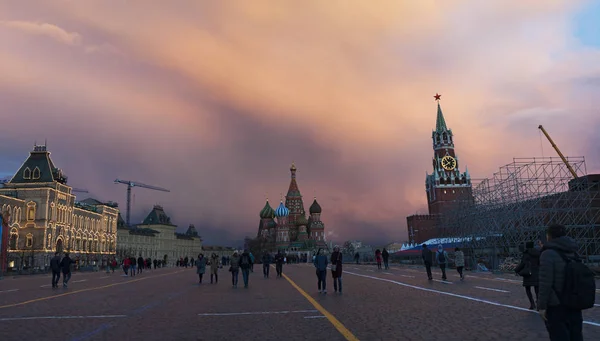 Moskau, Russland: Sonnenuntergang auf dem Roten Platz mit dem Kaugummi-Kaufhaus, dem befestigten Komplex der Moskauer Kremlmauer, dem Spasskaja-Turm und der Basilikum-Kathedrale, vier Symbolen der Stadt — Stockfoto