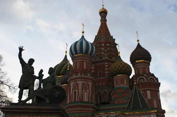Moscow, Red Square: Monument to Minin and Pozharsky and Saint Basil's Cathedral, built by order of Tsar Ivan the Terrible as tribute to the capture of Kazan and Astrakhan — Stock Photo, Image