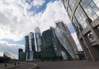 Rusya: Moskova Uluslararası İş Merkezi, Moscow City, ticari bölgesinin yakınında Presnensky bölgesinde Moskova Nehri üzerinde üçüncü çevre yolu gökdelenler ile yeni manzarası