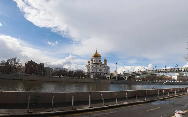 Moscou: vista panorâmica da Catedral de Cristo Salvador, a mais alta igreja cristã ortodoxa do mundo, e a Ponte Patriarca vista da margem sul do Rio Moskva — Fotografia de Stock