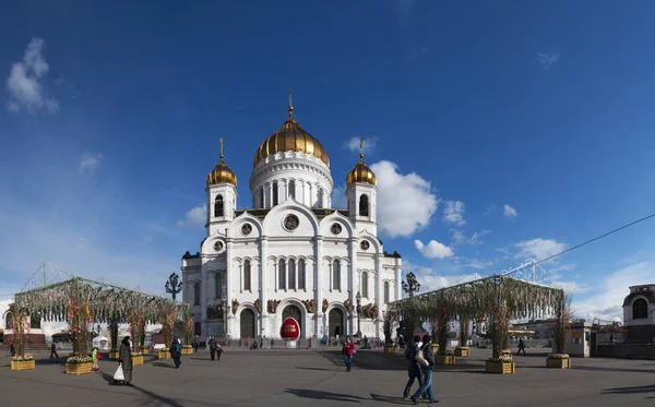 Moskva: pohled na chrám Krista Spasitele, nejvyšší ortodoxní křesťanské církve na světě, na severním břehu řeky Moskva a pár bloků od Kremlu — Stock fotografie