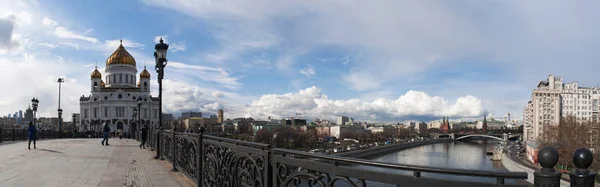 Moscou: vista panorâmica da Catedral de Cristo Salvador, a mais alta igreja cristã ortodoxa do mundo, a Ponte Patriarca no Rio Moskva e o Kremlin em segundo plano — Fotografia de Stock