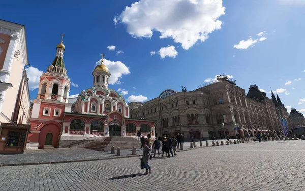 Moscou: vista da Catedral Kazan, conhecida como a Catedral de Nossa Senhora de Kazan, uma igreja ortodoxa russa, destruída em 1936, reconsagrada em 1993, no canto nordeste da Praça Vermelha — Fotografia de Stock