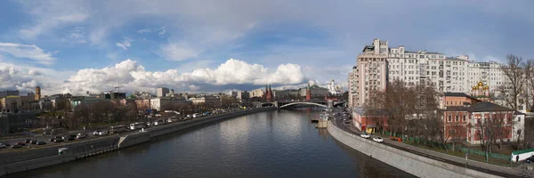 Russia: the skyline of Moscow with view of the fortified complex of the Kremlin and the Bolshoy Kamenny Bridge (Greater Stone Bridge) on the Moskva River seen from the Patriarch Bridge