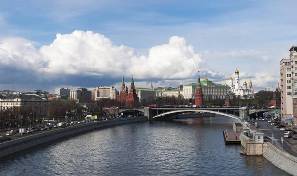 Russie : l'horizon de Moscou avec vue sur le complexe fortifié du Kremlin et le pont Bolchoï Kamenny (Grand Pont de pierre) sur la rivière Moskva vu du pont du Patriarche — Photo