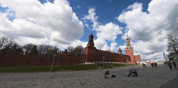 Roter Platz, Moskau: der befestigte Komplex der Moskauer Kremlmauer mit dem Spasskaya (Erlöserturm), dem kleinen Zarenturm und der Nabatnaja (Alarmglockenturm)) — Stockfoto