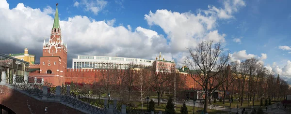 Russie : panoramique du mur du Kremlin de Moscou avec la tour Troitskaïa (tour de la Trinité) et le pont Troitsky surplombant le jardin Alexandre, l'un des premiers parcs publics urbains de Moscou — Photo