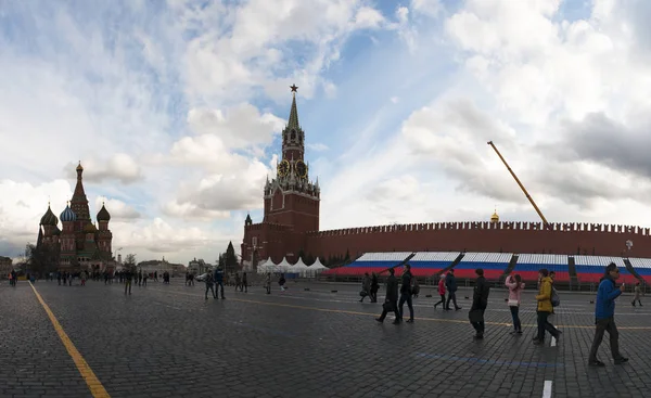 Russland: Panoramablick auf den befestigten Komplex der Moskauer Kremlmauer mit dem Spasskaja-Turm und der Basilikum-Kathedrale, drei Symbole der Stadt mit Blick auf den Roten Platz — Stockfoto