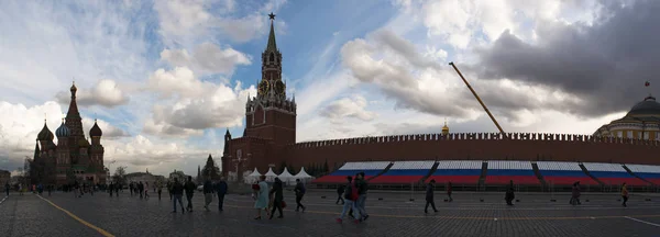 Russia: panoramic view of the fortified complex of the Moscow Kremlin Wall with the Spasskaya Tower and the Saint Basil's Cathedral, three symbols of the city overlooking the Red Square — Stock Photo, Image