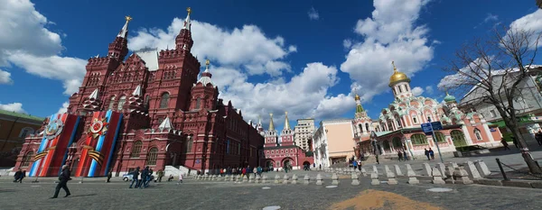 Moscou: o edifício vermelho do Museu Histórico do Estado, entre a Praça Vermelha e a Praça Manege, com vista para o Portão da Ressurreição (Portão Ibérico) e a Catedral Kazan, igreja ortodoxa russa — Fotografia de Stock
