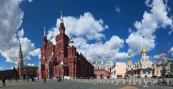 Moscou: o edifício vermelho do Museu Histórico do Estado, entre a Praça Vermelha e a Praça Manege, com vista para o Portão da Ressurreição (Portão Ibérico) e a Catedral Kazan, igreja ortodoxa russa — Fotografia de Stock