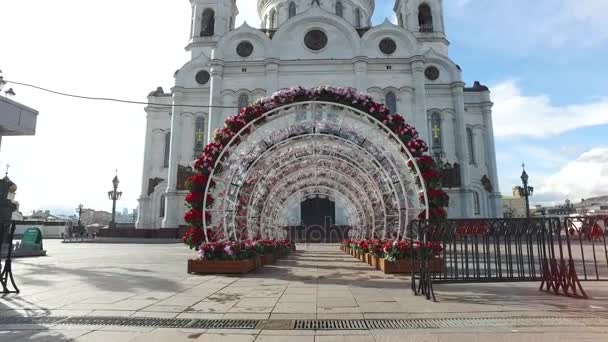 Панорамний вид на храм Христа Спасителя і Патріарха міст, Москва, Росія. 24 квітня 2017 — стокове відео