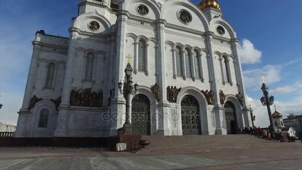 Панорамный вид на собор Христа Спасителя и Патриарший мост, Москва, Россия. Апрель, 24, 2017 — стоковое видео