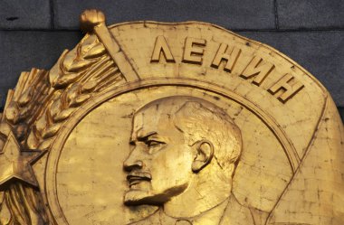 Moskova: kahraman şehir Dikilitaş (1977), bir 40 metrelik anıt Lenin (1870-1924) ve ikinci dünya savaşında ölen kadın ve erkek için ayrılmış bir tarafındaki altın plak ayrıntılarını 