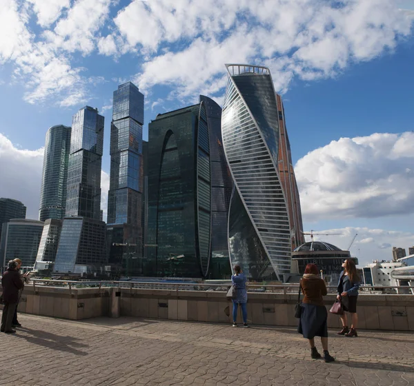 Rusia: el nuevo horizonte con los rascacielos del Centro Internacional de Negocios de Moscú, la ciudad de Moscú, un distrito comercial cerca de la Tercera carretera de circunvalación en el distrito de Presnensky en el río Moskva —  Fotos de Stock