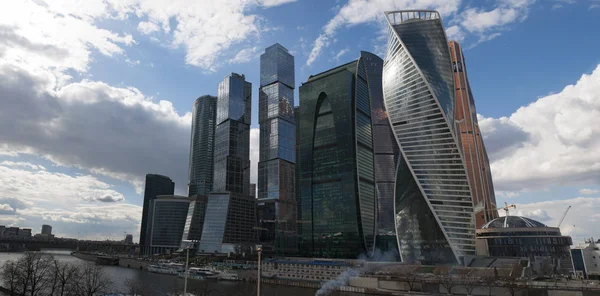 Rusia: el nuevo horizonte con los rascacielos del Centro Internacional de Negocios de Moscú, la ciudad de Moscú, un distrito comercial cerca de la Tercera carretera de circunvalación en el distrito de Presnensky en el río Moskva —  Fotos de Stock