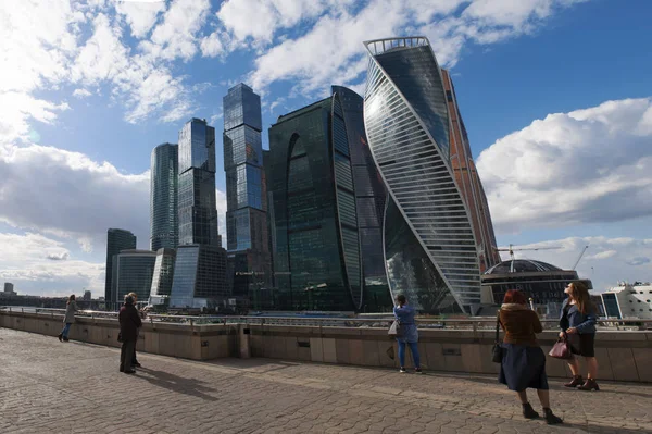 Rusia: el nuevo horizonte con los rascacielos del Centro Internacional de Negocios de Moscú, la ciudad de Moscú, un distrito comercial cerca de la Tercera carretera de circunvalación en el distrito de Presnensky en el río Moskva —  Fotos de Stock