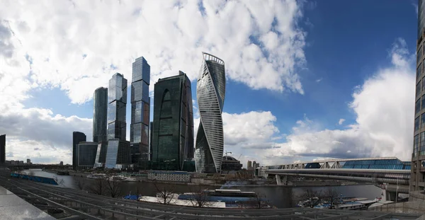 Rusia: el nuevo horizonte con los rascacielos del Centro Internacional de Negocios de Moscú, la ciudad de Moscú, un distrito comercial cerca de la Tercera carretera de circunvalación en el distrito de Presnensky en el río Moskva — Foto de Stock