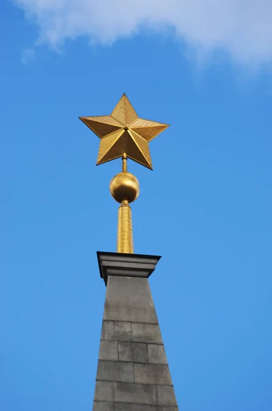 Moscow: details of the golden star on the top of the Hero City Obelisk (1977), a 40-meter monument devoted to Lenin (1870-1924) and to the men and the women who died in World War II — Stock Photo, Image