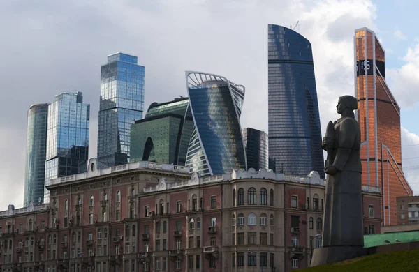 Rusia: el nuevo horizonte de la ciudad de Moscú y la mujer soldado del Obelisco de la Ciudad Héroe (1977), un monumento de 40 metros a Lenin y la Segunda Guerra Mundial con 3 estatuas de defensores de Moscú a su alrededor —  Fotos de Stock