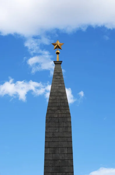 Moscow: details of the golden star on the top of the Hero City Obelisk (1977), a 40-meter monument devoted to Lenin (1870-1924) and to the men and the women who died in World War II — Stock Photo, Image