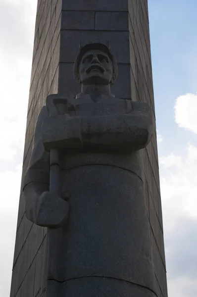 Moscow: one of the three statues of soldiers-defenders of Moscow part of the Hero City Obelisk (1977), a 40-meter monument to Lenin (1870-1924) and to men and women died in World War II — Stock Photo, Image