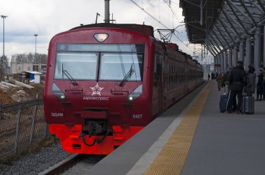 Domodedovo, Rusya Federasyonu: Aeroexpress, Merkezi Moskova Domodedovo Havaalanı'ndan tek demiryolu bağlantısını kırmızı Tren kalkış için bekleyen yolcular 