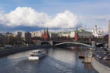 Rusya: Moskova manzarası Kremlin, Bolshoy Kamenny Köprüsü (büyük Stone Bridge) ve bir çok müstahkem kompleks manzaralı Moskova Nehri yolculukları.
