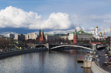 Rusya: Kremlin ve Moskova Nehri'ne Bolshoy Kamenny Köprüsü (büyük taş köprü) müstahkem kompleks manzaralı Moskova manzarası 