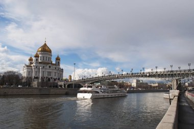 Moskova, Rusya: bir çok üzerinde Moskova Nehri manzaralı Katedrali, İsa'nın kurtarıcı, en yüksek Ortodoks Hıristiyan kilise dünya ve Patrik Köprüsü cruises