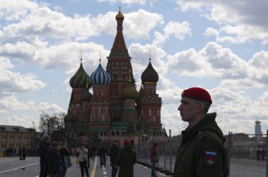 Moskova: kırmızı kare bir Rus asker profil Saint Basil, kentin sembolü katedral manzaralı dünyaca ünlü kilise Çar Ivan emriyle korkunç inşa 