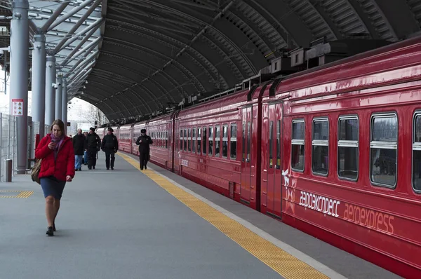 莫杰多沃，俄罗斯︰ 乘客等待离境机场快线，莫杰多沃机场至莫斯科中心唯一铁路线的红色火车 — 图库照片