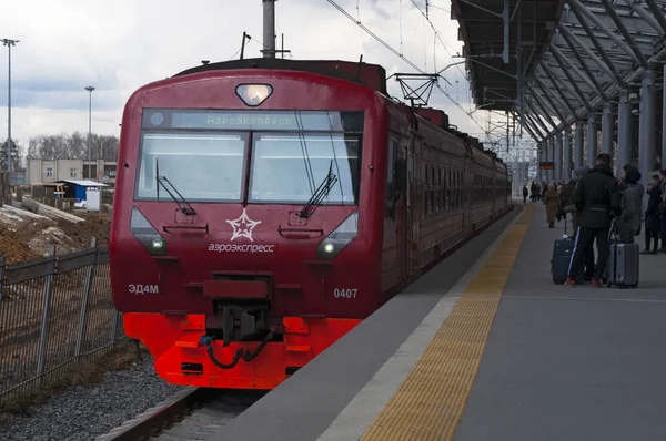 Domodedovo, Rússia: passageiros esperando a partida com o trem vermelho da Aeroexpress, a única ligação ferroviária do aeroporto de Domodedovo para o centro de Moscou — Fotografia de Stock