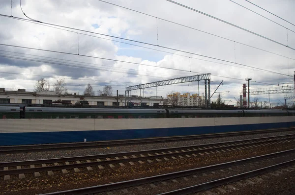 Russland: die Landschaft der Vororte von Moskau und die Bahngleise vom Aeroexpress aus gesehen, der einzigen Eisenbahnverbindung vom Flughafen Domodedowo ins Zentrum der russischen Hauptstadt — Stockfoto