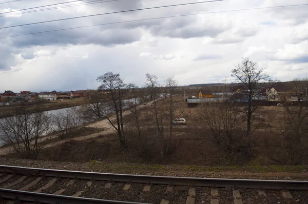 러시아: 러시아 수도의 센터에 도모데도보 공항에서 유일한 철도 연결, Aeroexpress 기차에서 본 모스크바와 기차 트랙의 교외의 풍경 — 스톡 사진