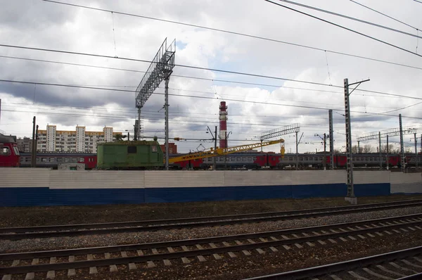 Ryssland: landskapet i en förort till Moskva och tåg spår sett från tåget Aeroexpress, den enda järnvägsförbindelsen från Domodedovo flygplats till stadens ryska huvudstaden — Stockfoto