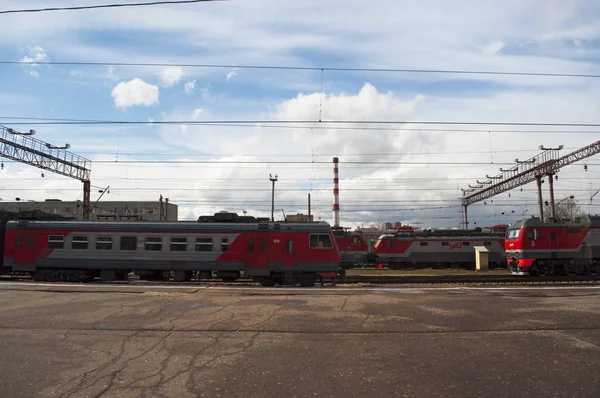 俄罗斯︰ 莫斯科和火车轨道，机场快线列车，莫杰多沃机场至俄罗斯首都城市中心唯一铁路线上看到的郊区的景观 — 图库照片