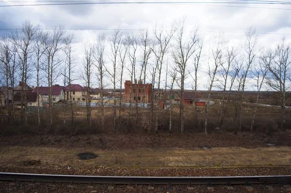 Russia: the landscape of the suburbs of Moscow and train tracks seen from the Aeroexpress train, the only rail link from Domodedovo Airport to the center of the Russian capital city — Stock Photo, Image