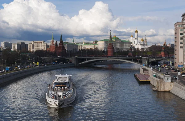 Rússia: o horizonte de Moscou com vista para o complexo fortificado do Kremlin, a Ponte Bolshoy Kamenny (Grande Ponte de Pedra) e um dos muitos cruzeiros no rio Moskva — Fotografia de Stock