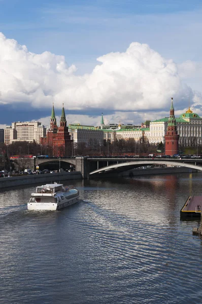 Russia: the skyline of Moscow with view of the fortified complex of the Kremlin, the Bolshoy Kamenny Bridge (Greater Stone Bridge) and one of the many cruises on the Moskva River — Stock Photo, Image