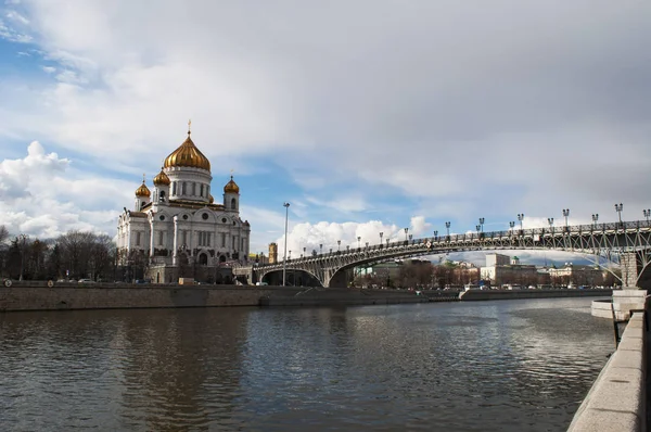 Moscou, Rússia: vista panorâmica da Catedral de Cristo Salvador, a mais alta igreja cristã ortodoxa do mundo, e a Ponte Patriarca vista da margem sul do Rio Moskva — Fotografia de Stock