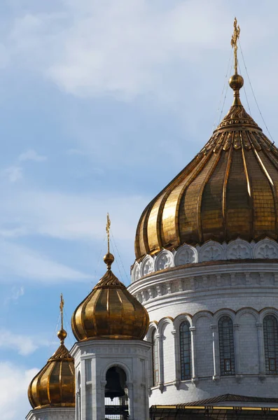 Moscow, Russia: details of the golden domes of the Cathedral of Christ the Saviour, the tallest Orthodox Christian church in the world — Stock Photo, Image