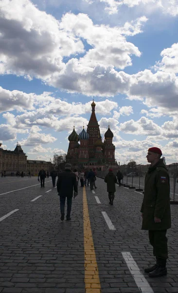 Mosca: il profilo di un soldato russo sulla Piazza Rossa con vista sulla cattedrale di San Basilio, simbolo della città, la chiesa di fama mondiale costruita per ordine dello zar Ivan il Terribile — Foto Stock