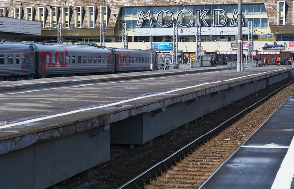 Moscou, Rússia: as plataformas da Estação de Paveletsky, uma das nove principais estações ferroviárias de Moscou, construída em 1900, o lugar onde em 1924 os moscovitas vieram ao encontro do corpo de Lenin falecido — Fotografia de Stock